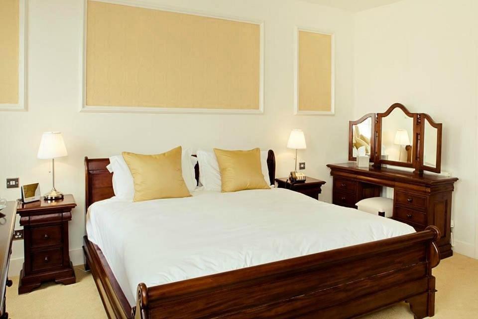 Kings Arms Hotel Бістер Екстер'єр фото